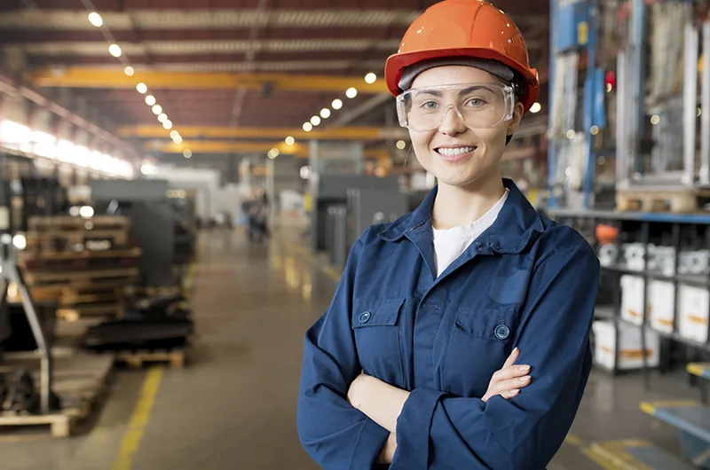 Profissional com capacete de segurança em ambiente industrial